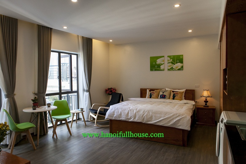Cho thuê căn hộ studio, đầy đủ dịch vụ, sàn gỗ ở Tây Hồ